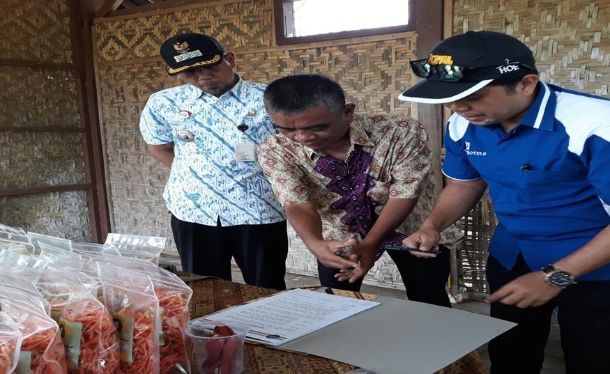 Figure 3: Joint agreement between stakeholders (Krida Wama Lestari Farmer Group, Universitas Indonesia and Dafam Hotel Group), witnessed by the Kampung Laut Sub-District Head: Committed to managing mangrove resources and promoting tourism.