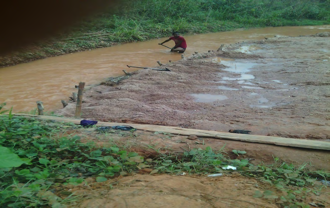 Figure 6: Showing erosion and a lowered river bed and also upstream course of Urashi River off the sand mining activities where control sample was taken. Source: Fieldwork, 2020