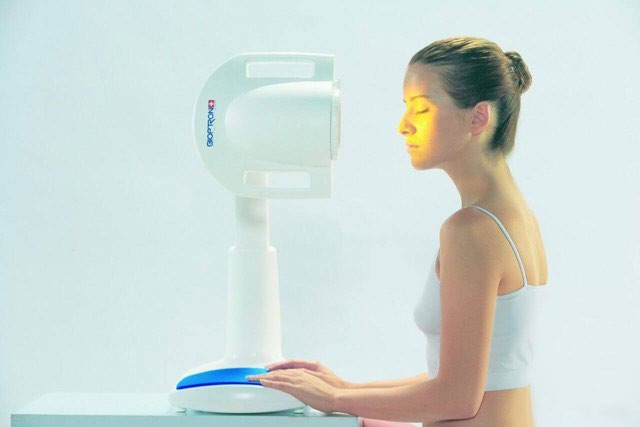 Figure 3: Light therapy (PVIP) conducted by the Bioptron PRO apparatus - 11cm.