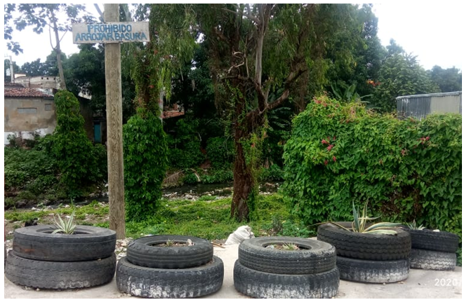 Figure 3: Area of the Belico river cleaned up by students and community members near the school. However, it can be noticed that people, even with little environmental awareness and despite the warning, place containers with waste. The sign says: no dumping of waste Photo: Rafael Armiñana Garcia.