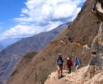 Figure 6: On the access routes, tourists do not have adequate furniture, such as railings, garbage cans and toilets. These services can only be found when entering the park in the sector called Sunchupata and in this place is also located the ticket office administered by the Decentralized Directorate of Culture of Cusco-DDC, an entity that is in charge of collecting the entrance fees to the park, currently it is 18 dollars for tourists in general and 9 dollars for students.